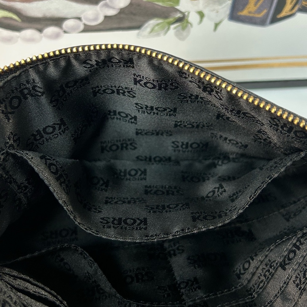 Michael Kors Large Pebble Leather Wristlet/Clutch 😍🖤 - Picture 9 of 17